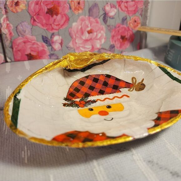 DECOUPAGE CLAM SHELL DECOUPAGE SANTA CLAUS 🧑🎄 ON A CLAM SHELL TRINKET DISH - Picture 7 of 11